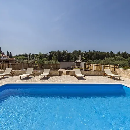 Stunning Villa In Vrsar With Swimming Pool Klostar